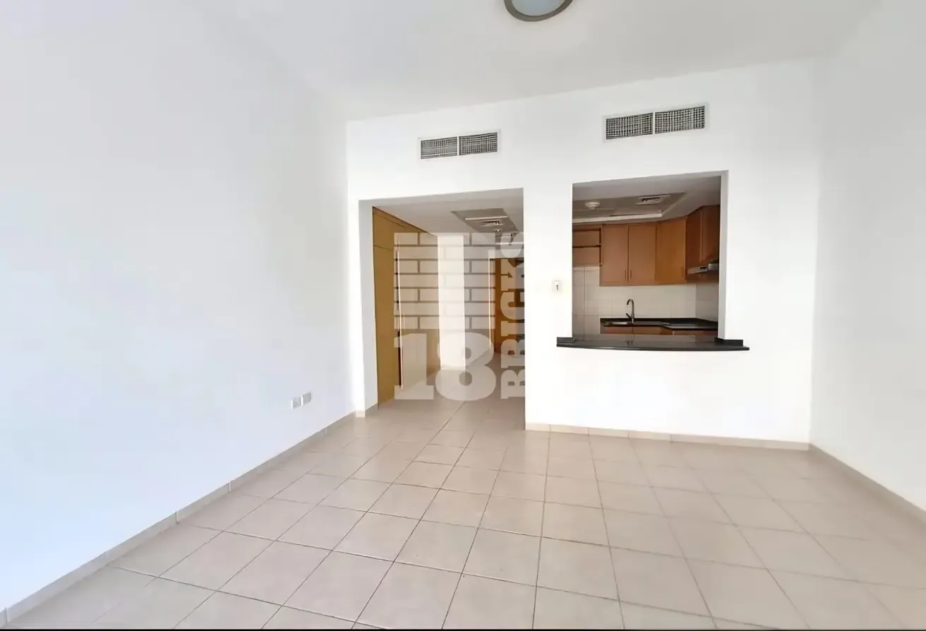 Near Metro | Prime Location | Vacant September