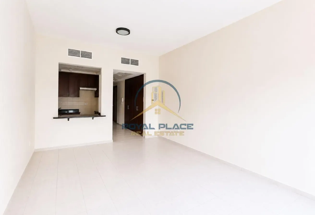 Studio | vacant | spacious | close to metro