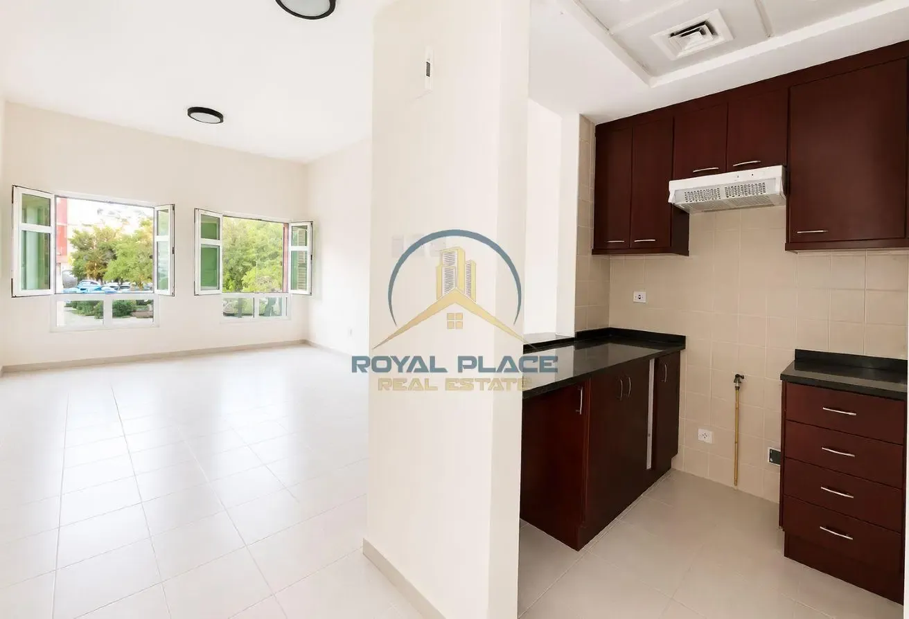 Studio | vacant | spacious | close to metro