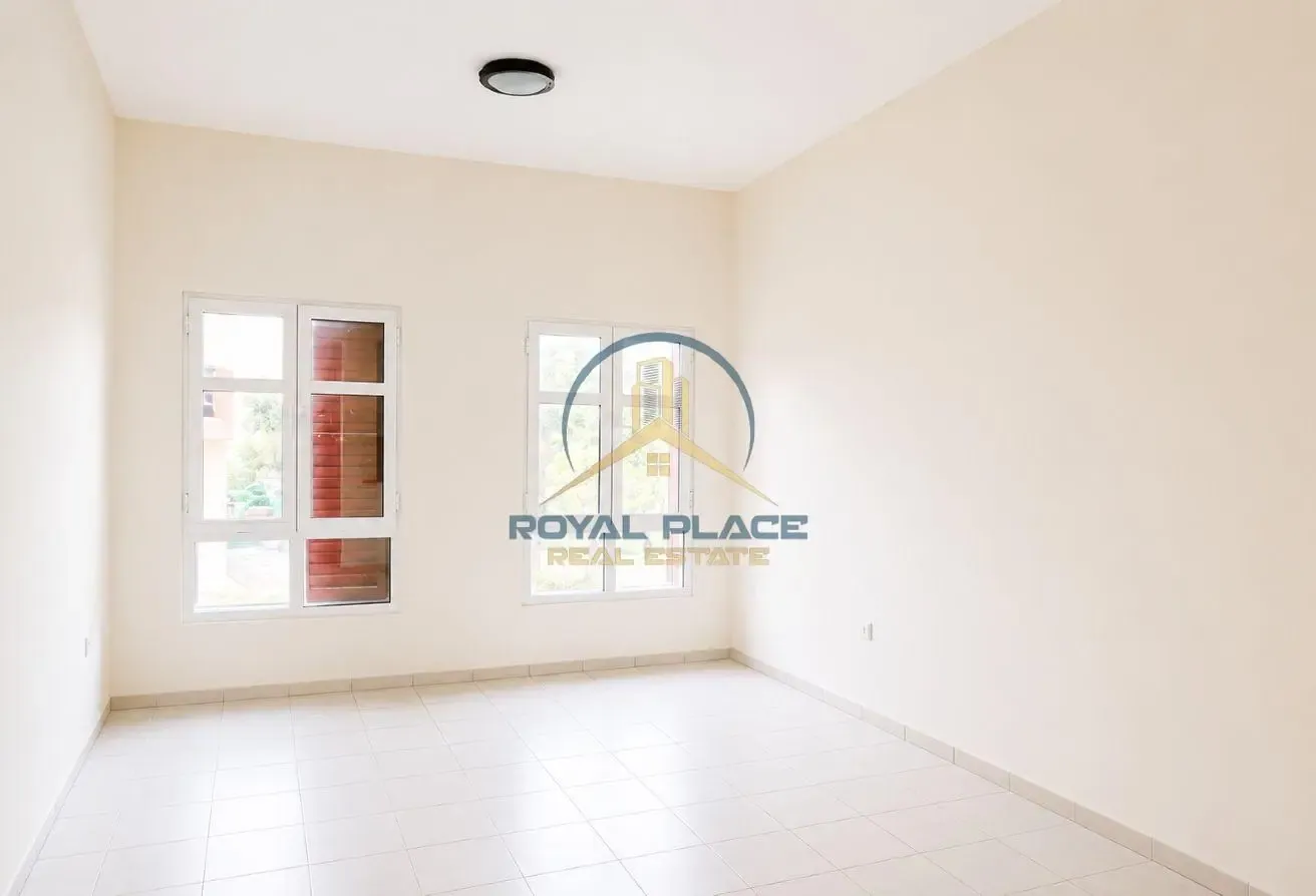 Studio | vacant | spacious | close to metro