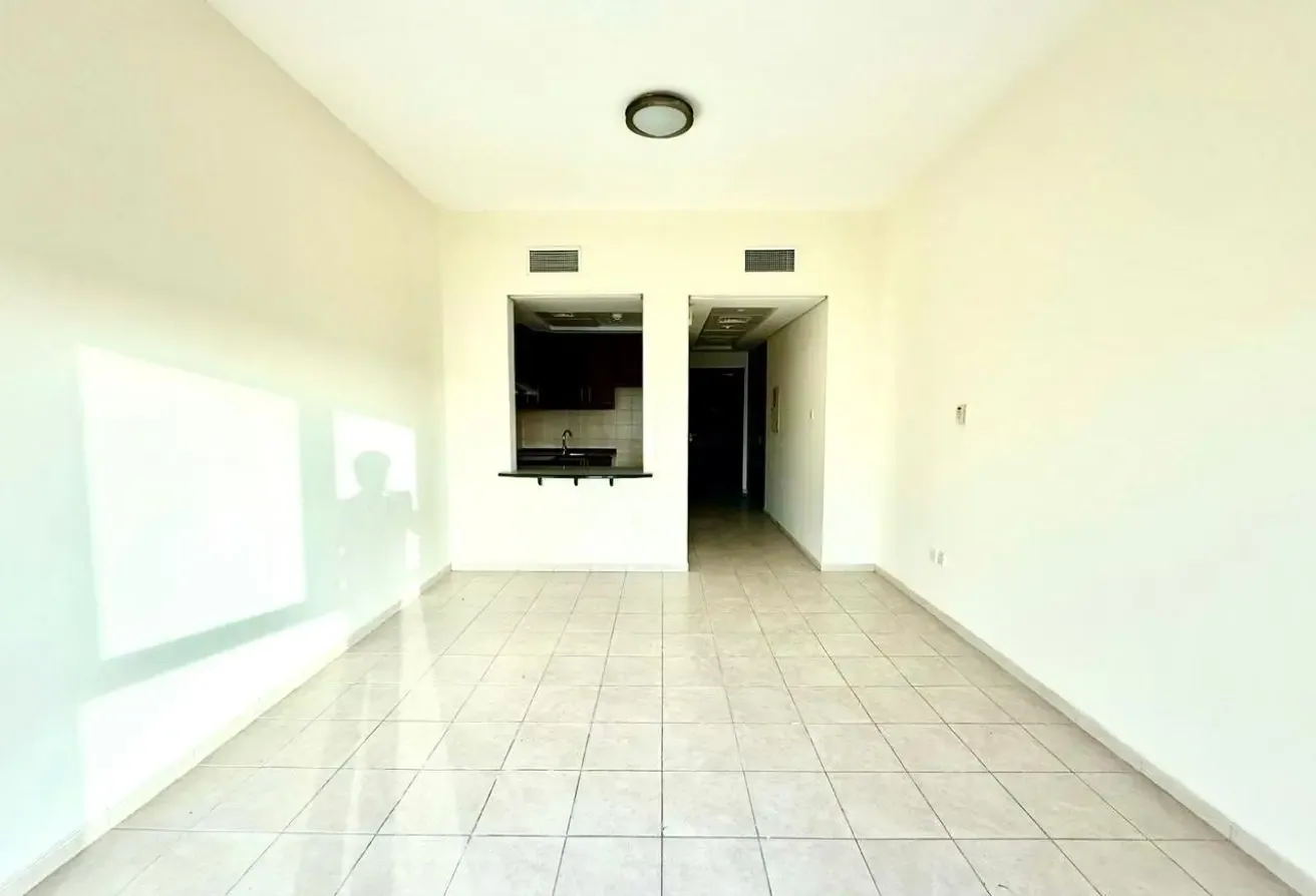 Studio with balcony near metro and market