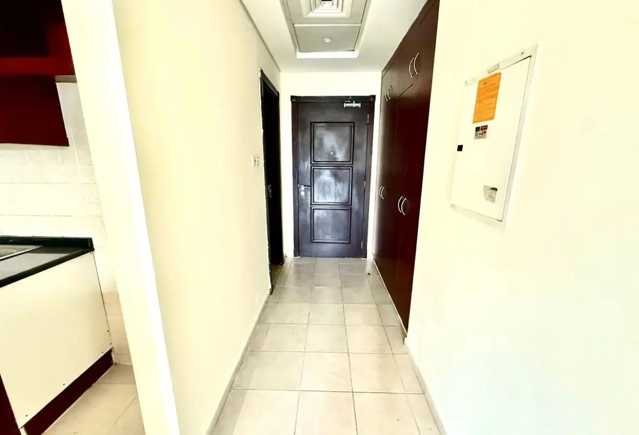 Studio with balcony near metro and market