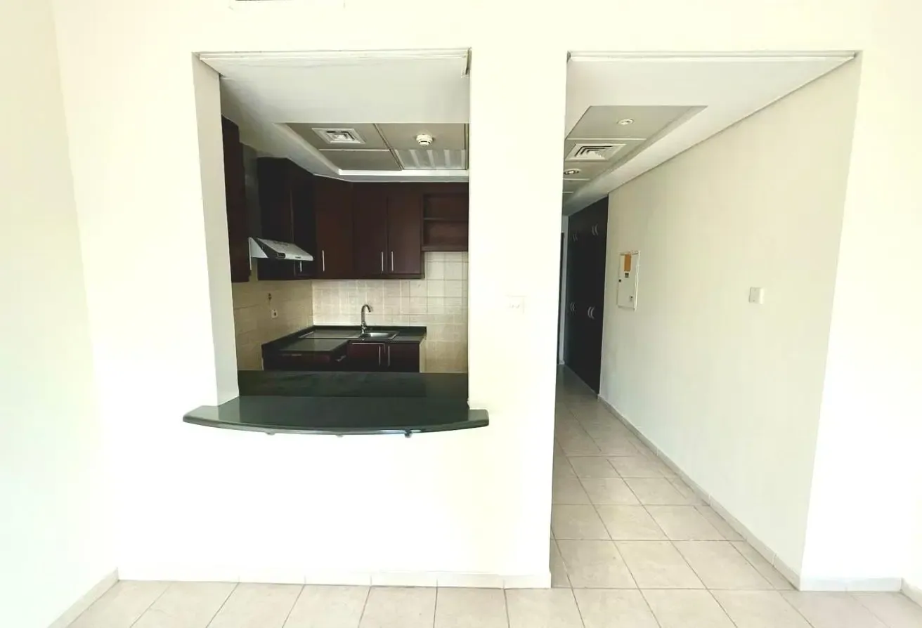 Studio with balcony near metro and market