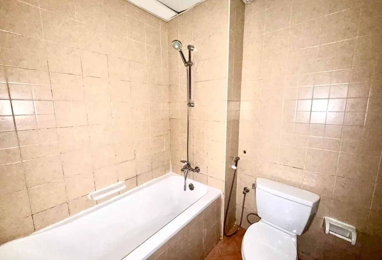 Studio with balcony near metro and market