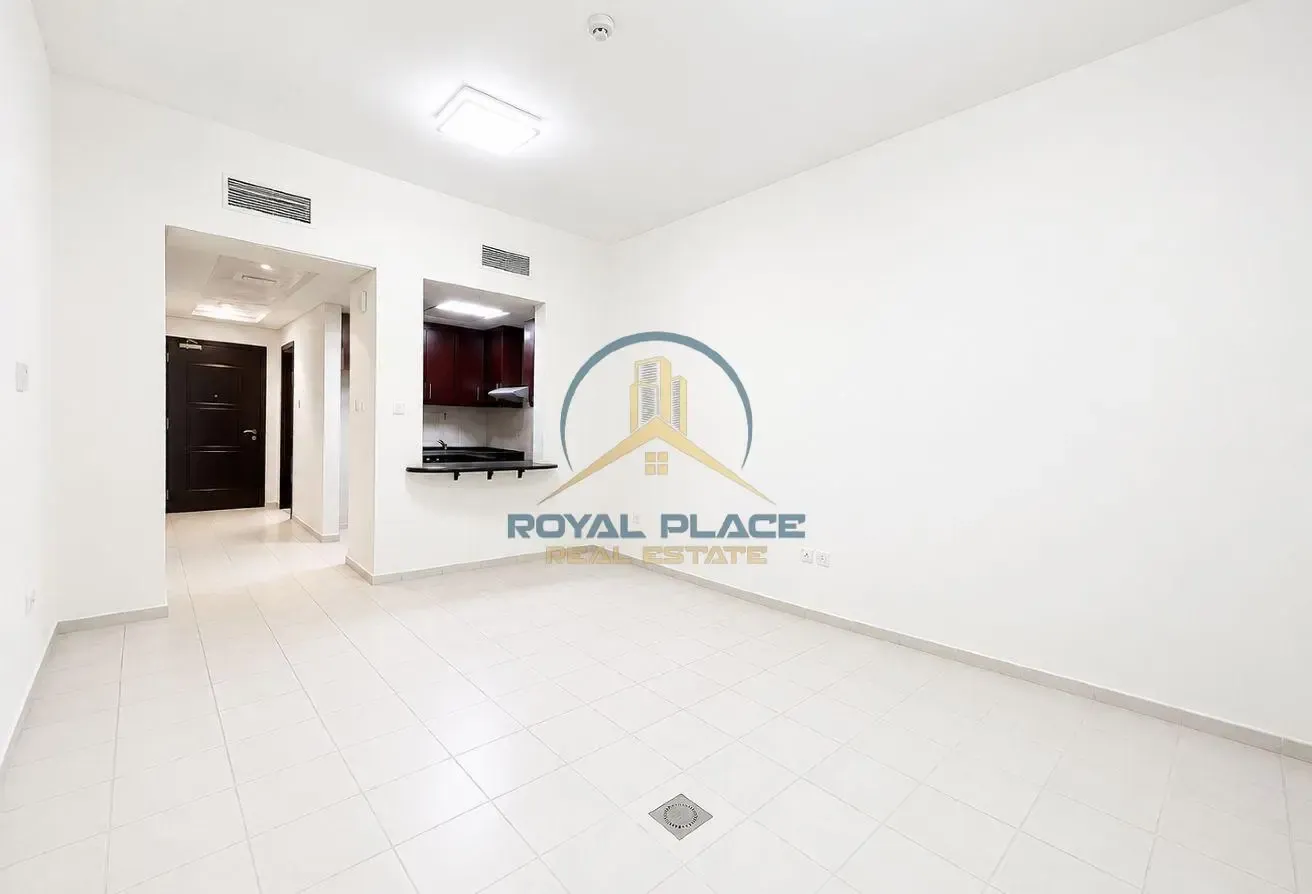 Studio | vacant | spacious | close to metro