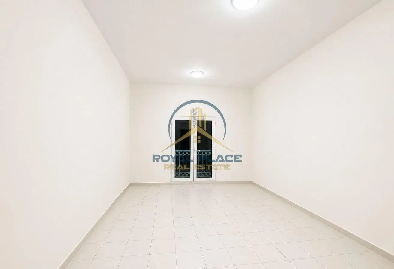 Studio | vacant | spacious | close to metro