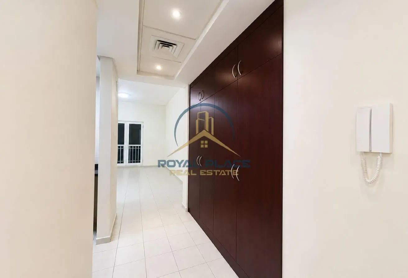 Studio | vacant | spacious | close to metro