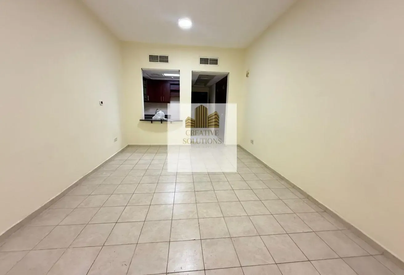 PRIME LOCATION CHILLER FREE STUDIO READY TO MOVE |