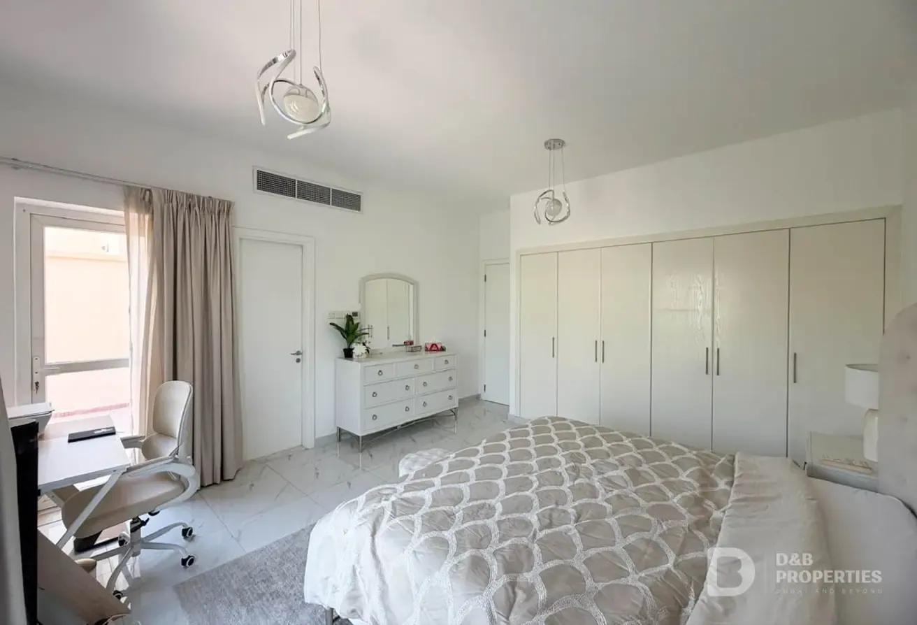 Upgraded 3BR | Unfurnished | Near Park and Lake
