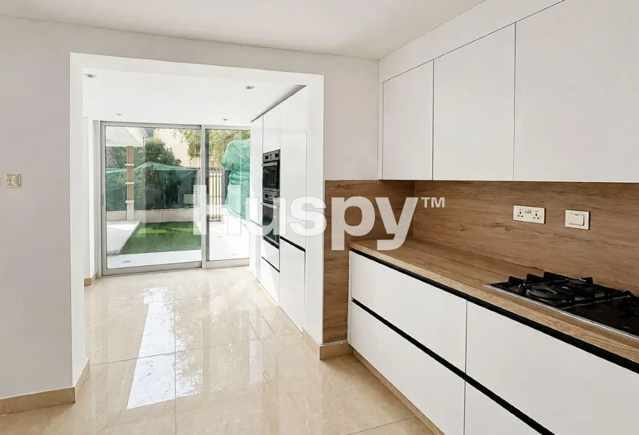 Renovated 4E | Covered Patio | Vacant