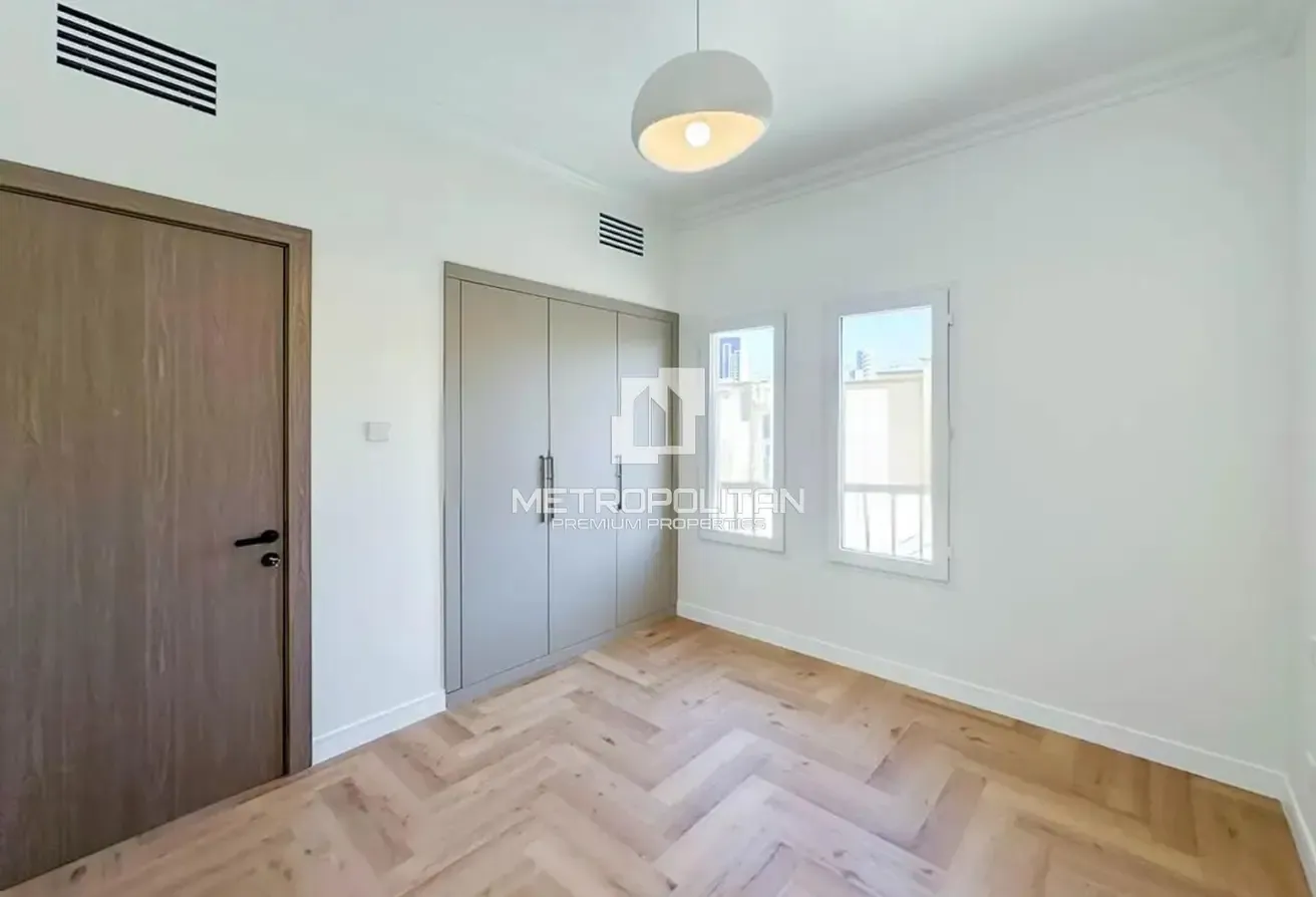 Fully Upgraded | 3BR + Study | Huge Corner Plot