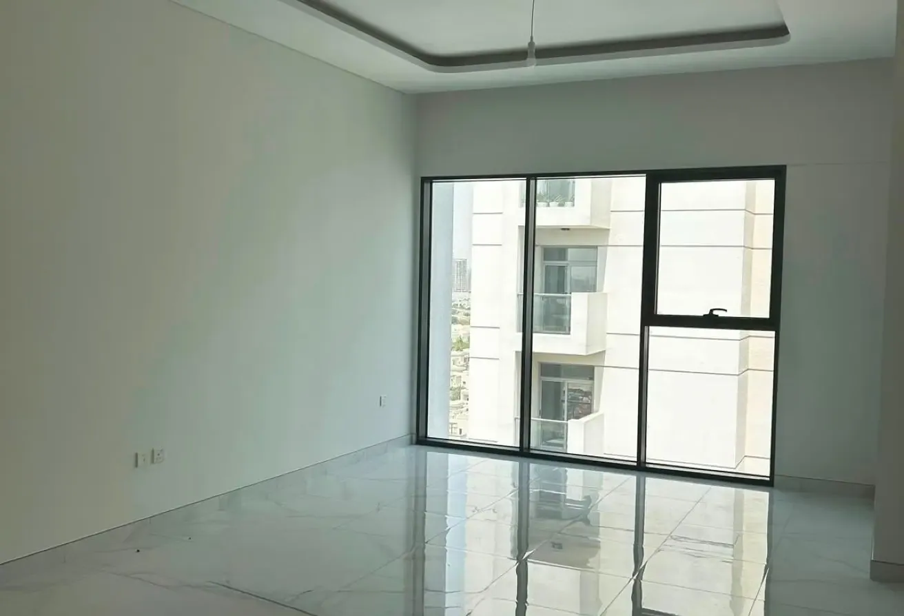Top Floor | Spacious | Close to Metro