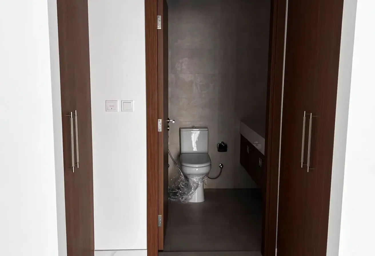 Top Floor | Spacious | Close to Metro