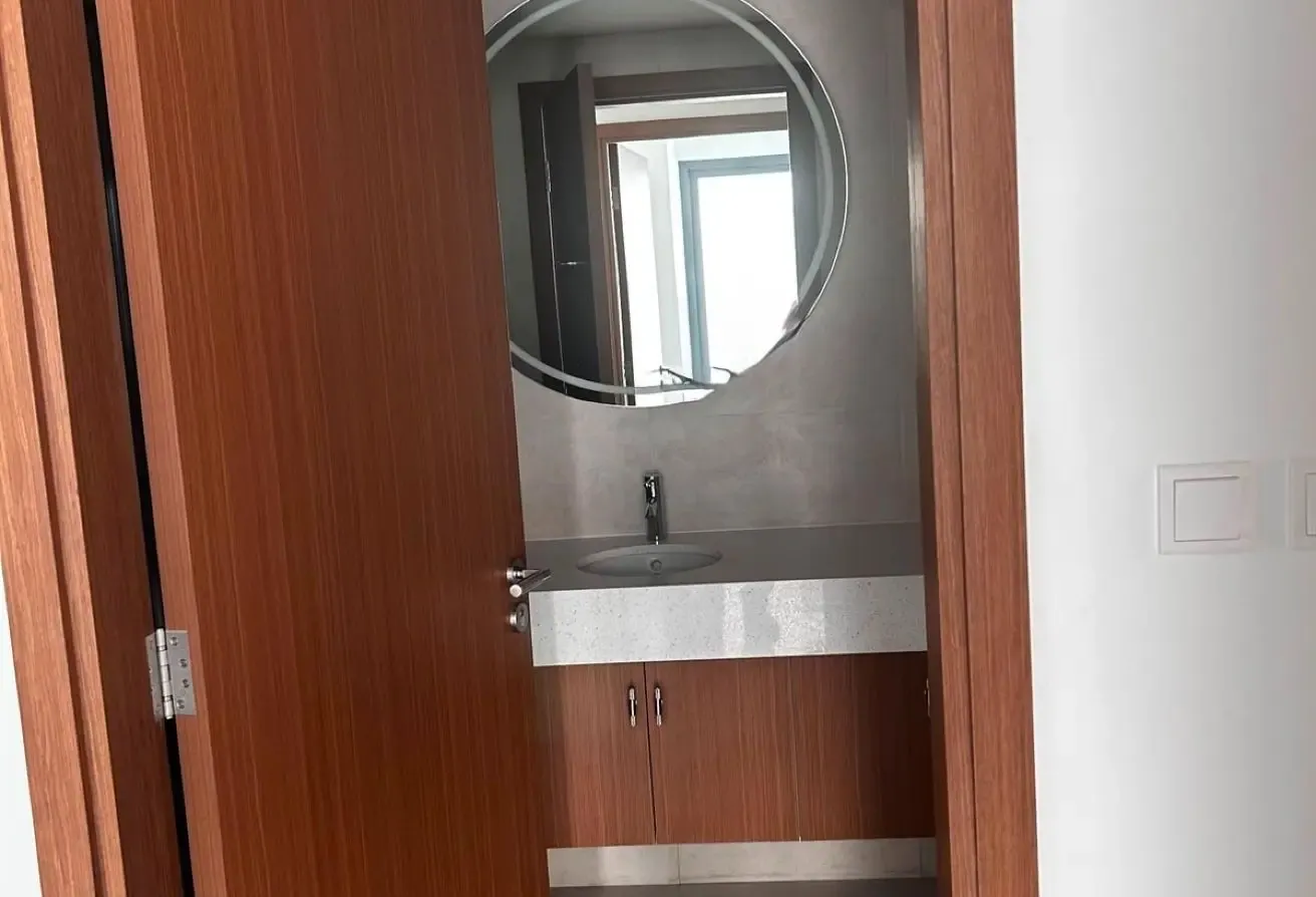 Top Floor | Spacious | Close to Metro