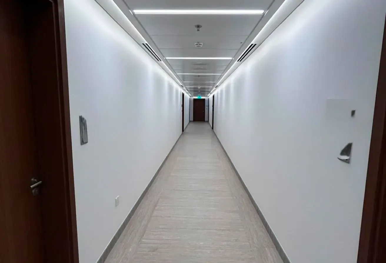 Top Floor | Spacious | Close to Metro
