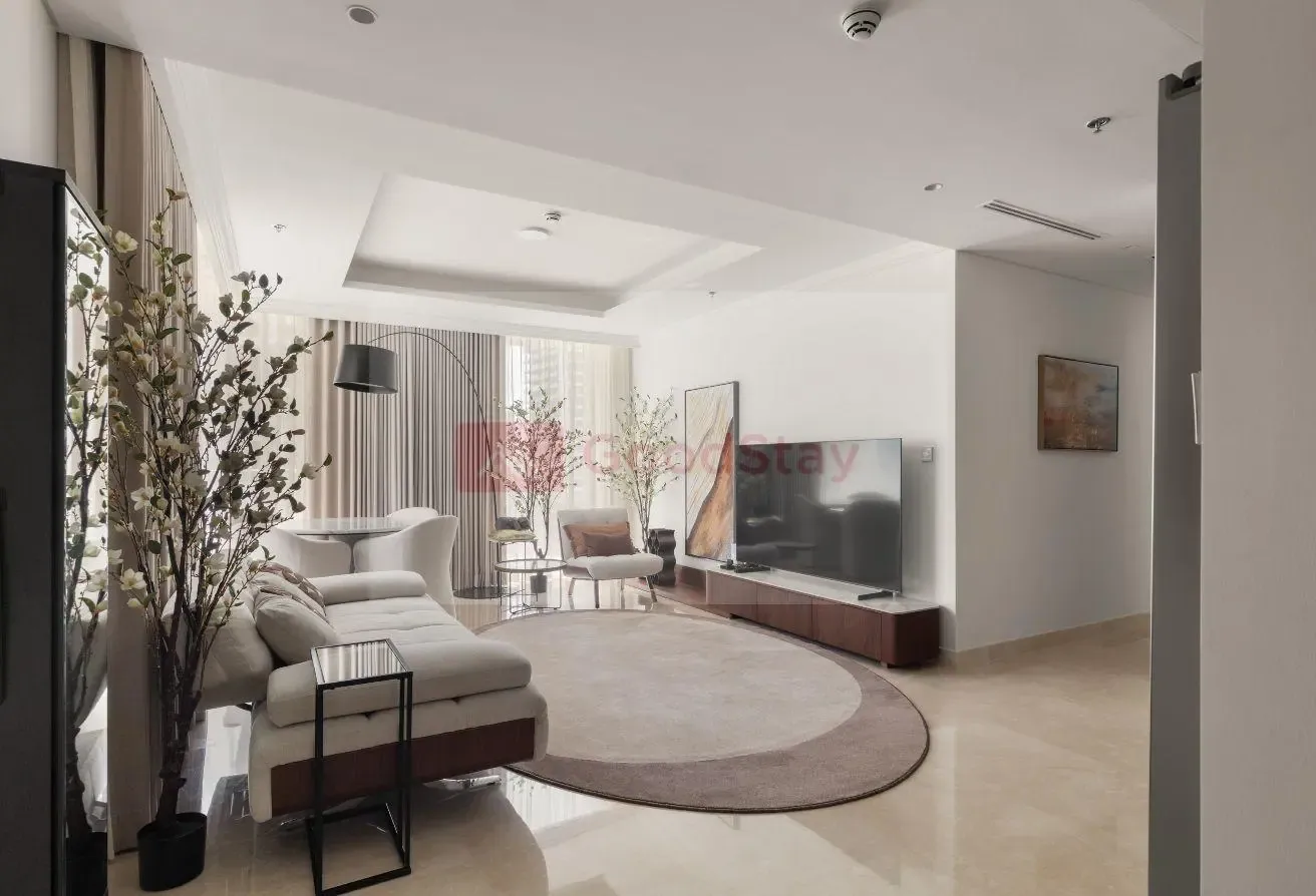 Stylish 2BR Beachfront Pool&Gym Access