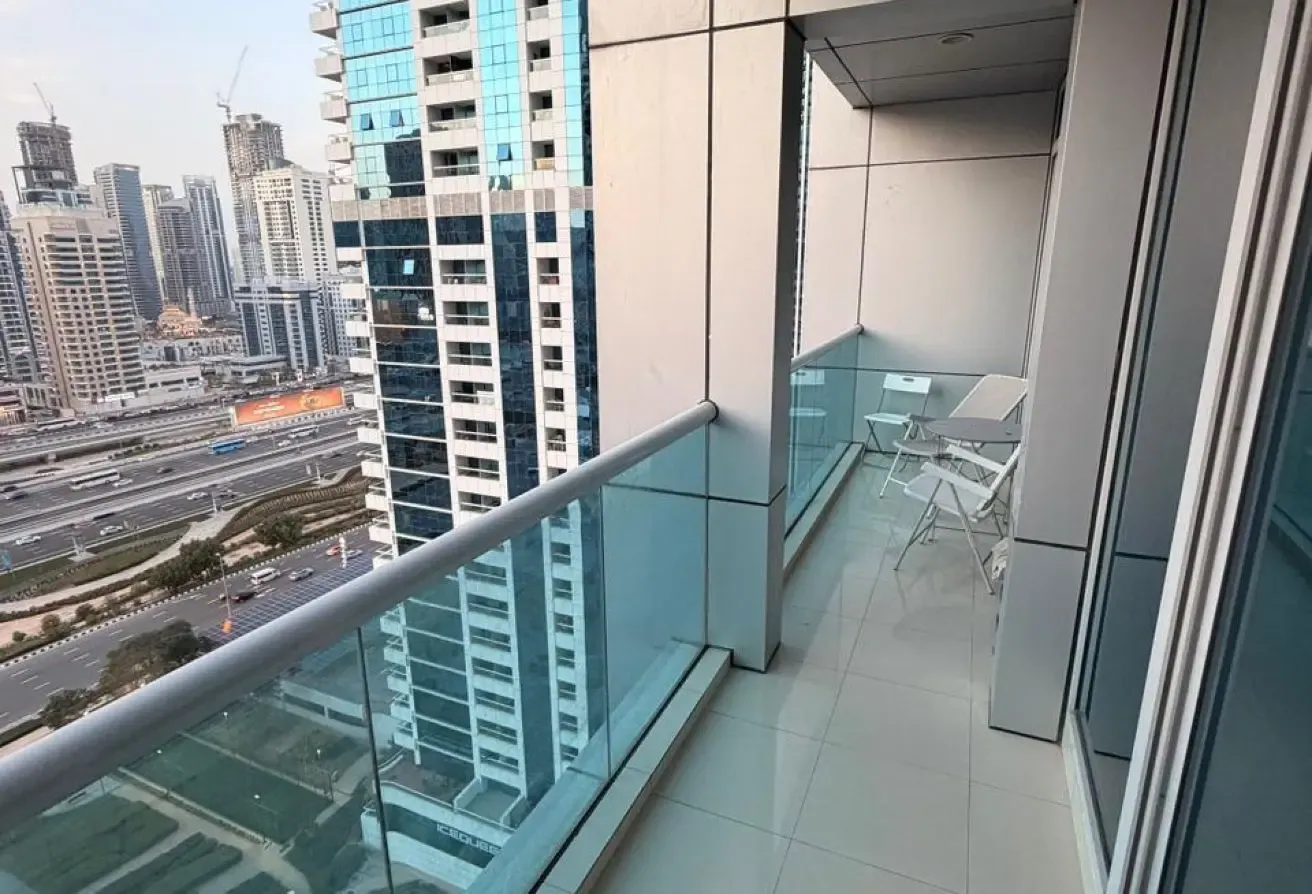 MID FLOOR | 1 BEDROOM APARTMENT | NEAR METRO