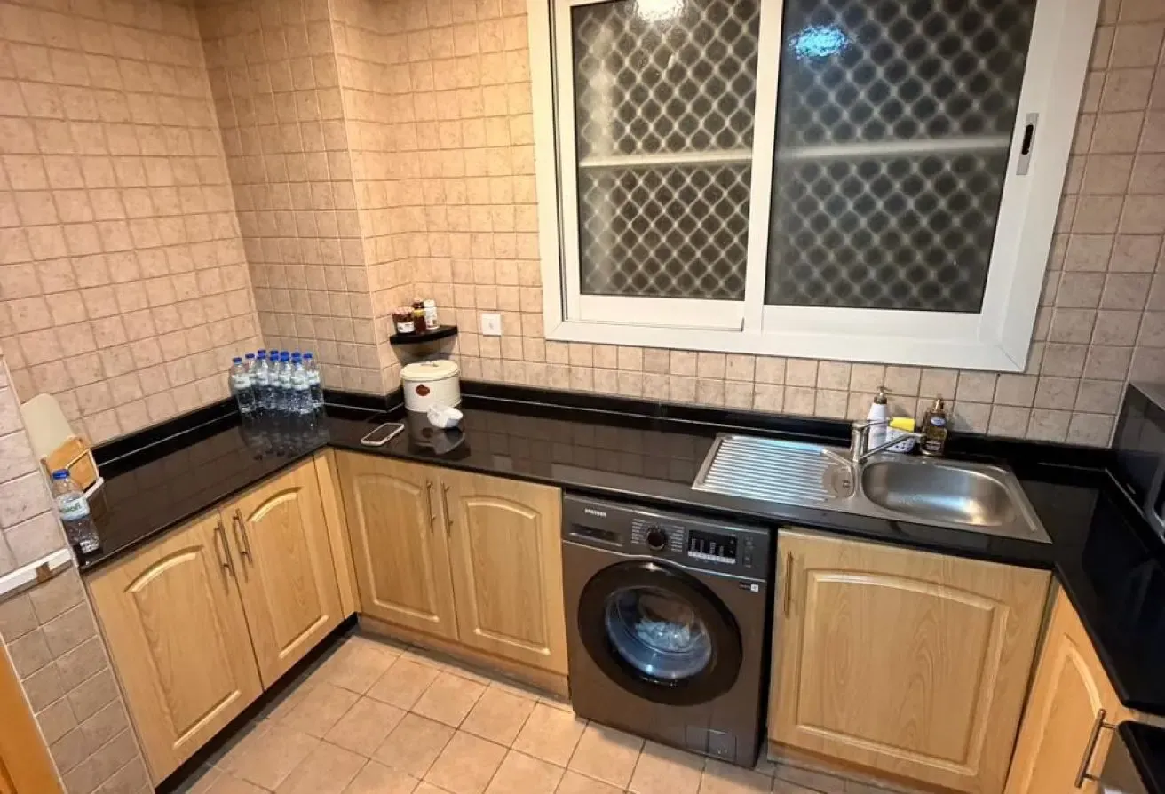 MID FLOOR | 1 BEDROOM APARTMENT | NEAR METRO