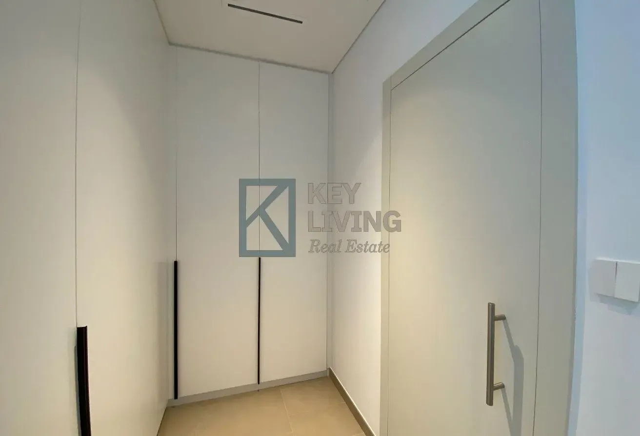 Modern Living | Midfloor | Unfurnished | Tenanted