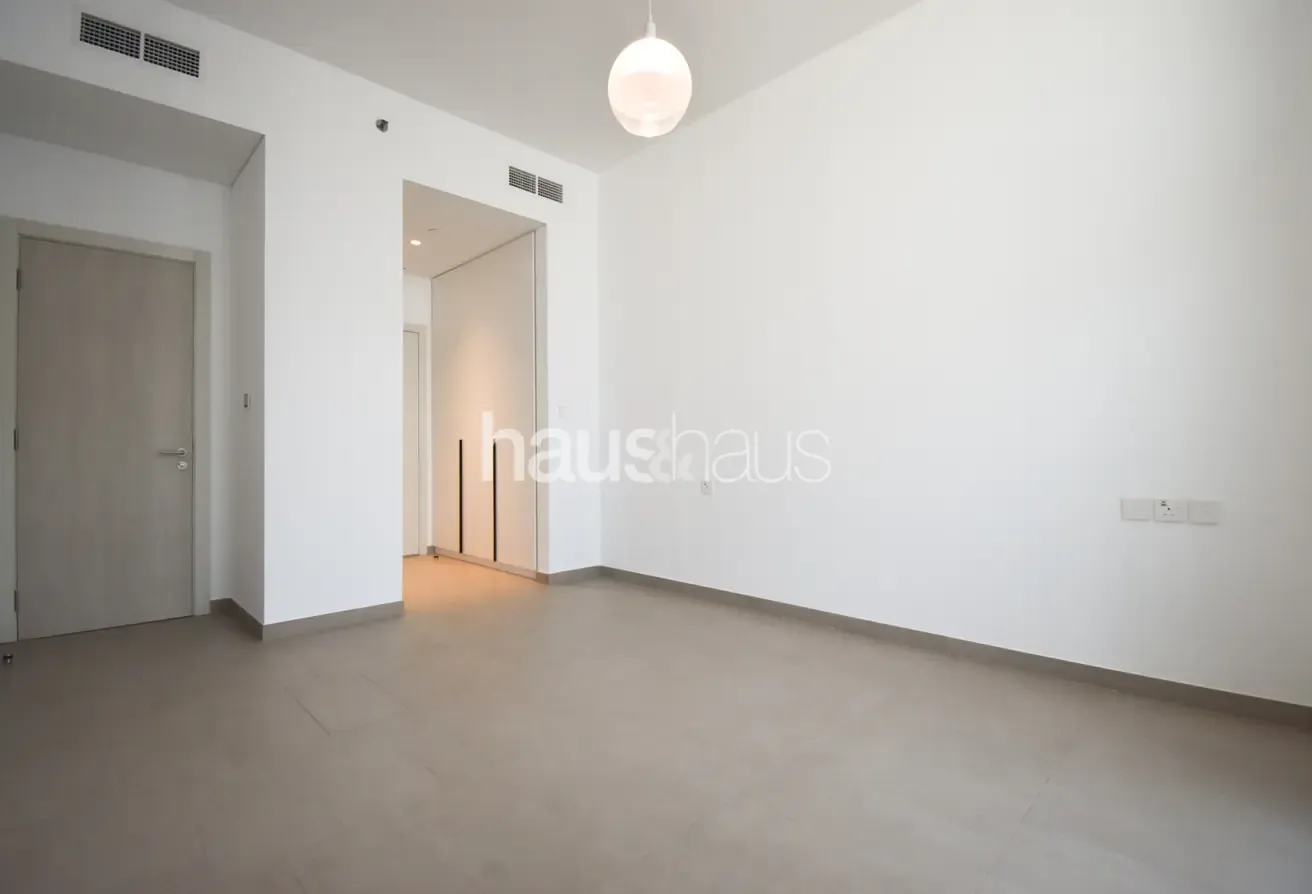 Vacant Now | High Floor | Ellington