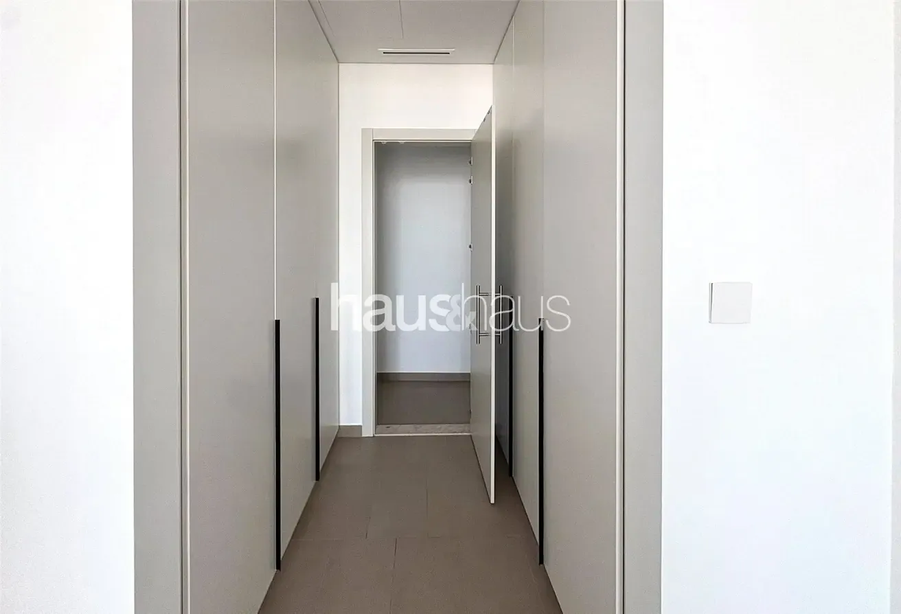 Vacant Now | High Floor | Ellington