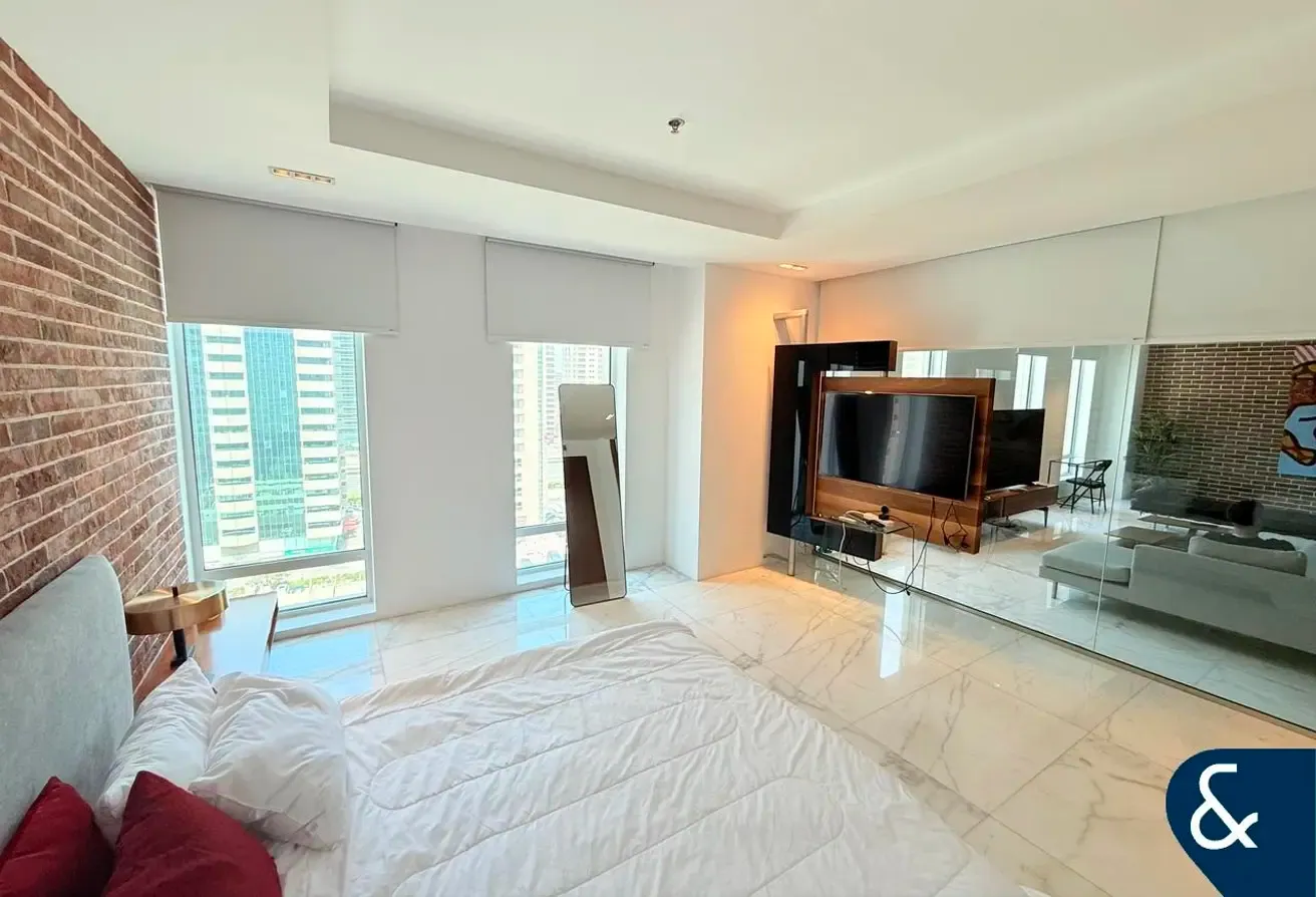 Vacant | Upgraded | Large Layout | Furnished