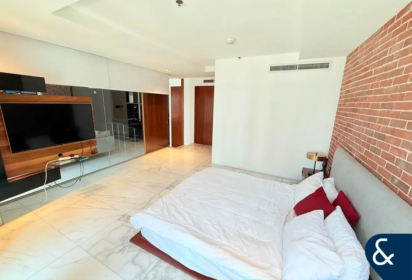 Vacant | Upgraded | Large Layout | Furnished
