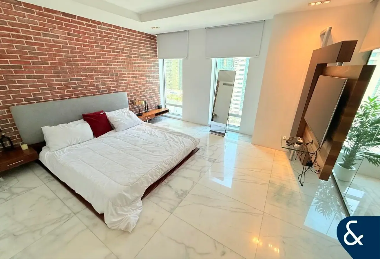 Vacant | Upgraded | Large Layout | Furnished