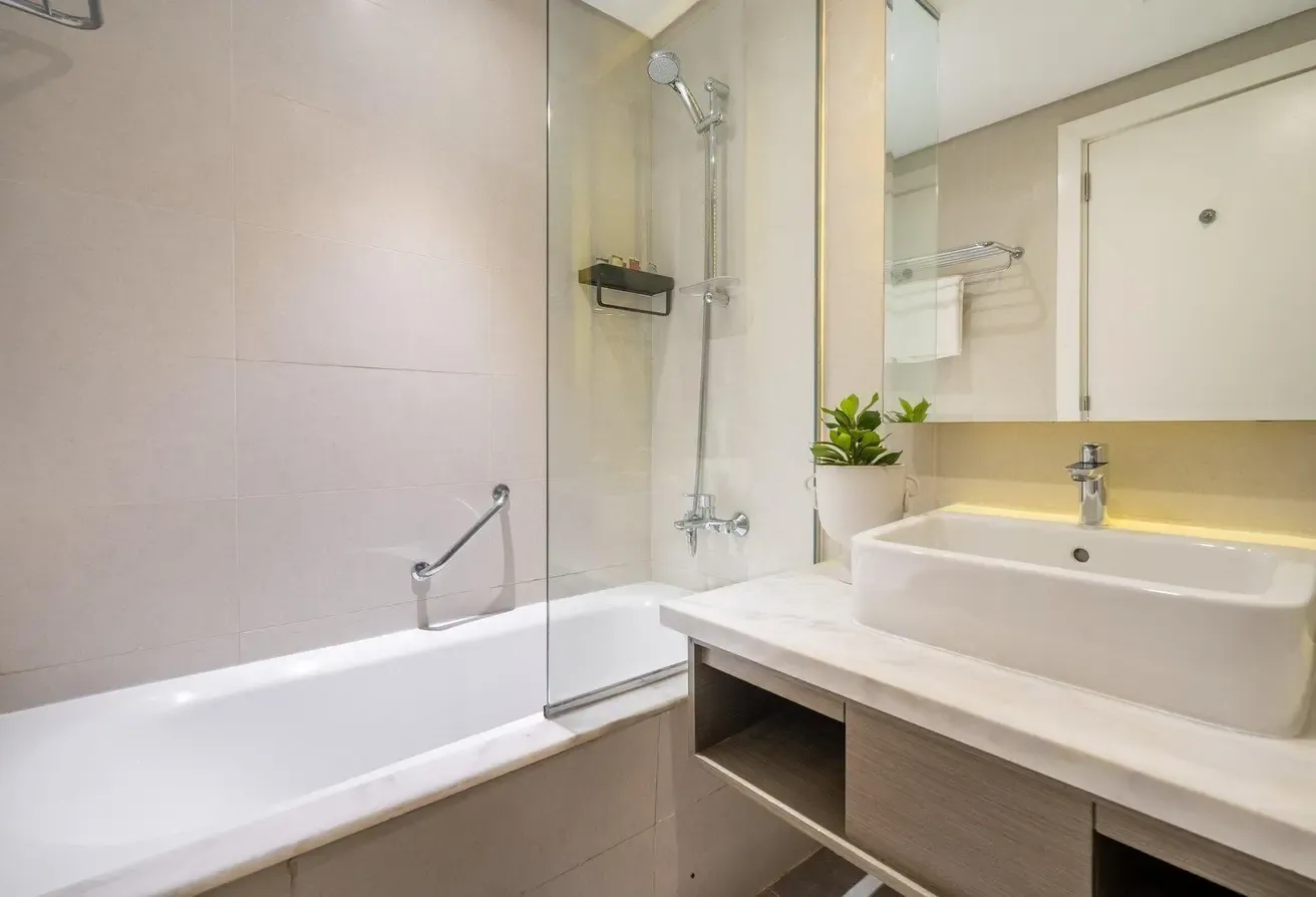 GuestReady - Stylish home with Canal views