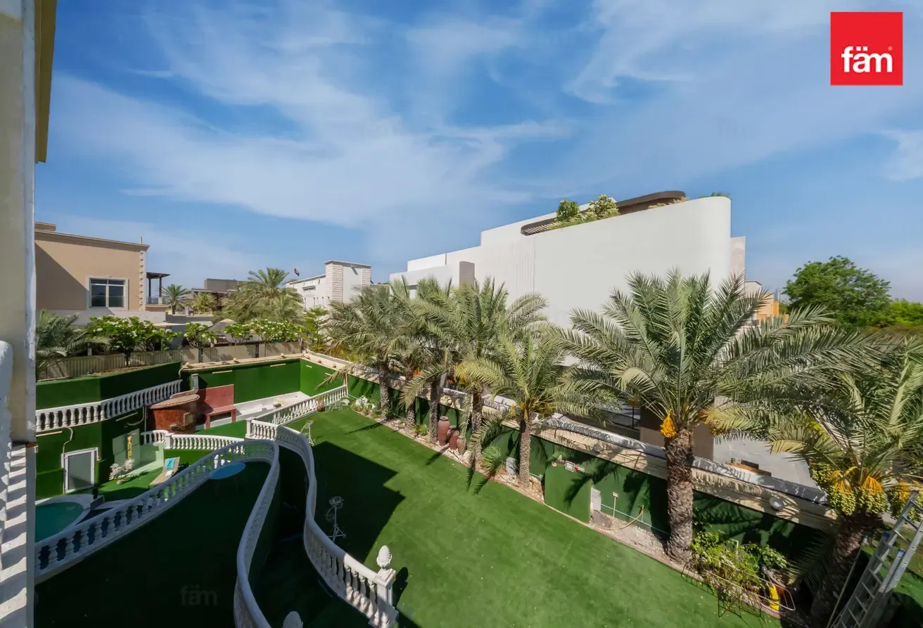 Beautiful 8 B/R Villa In Emirates Hills
