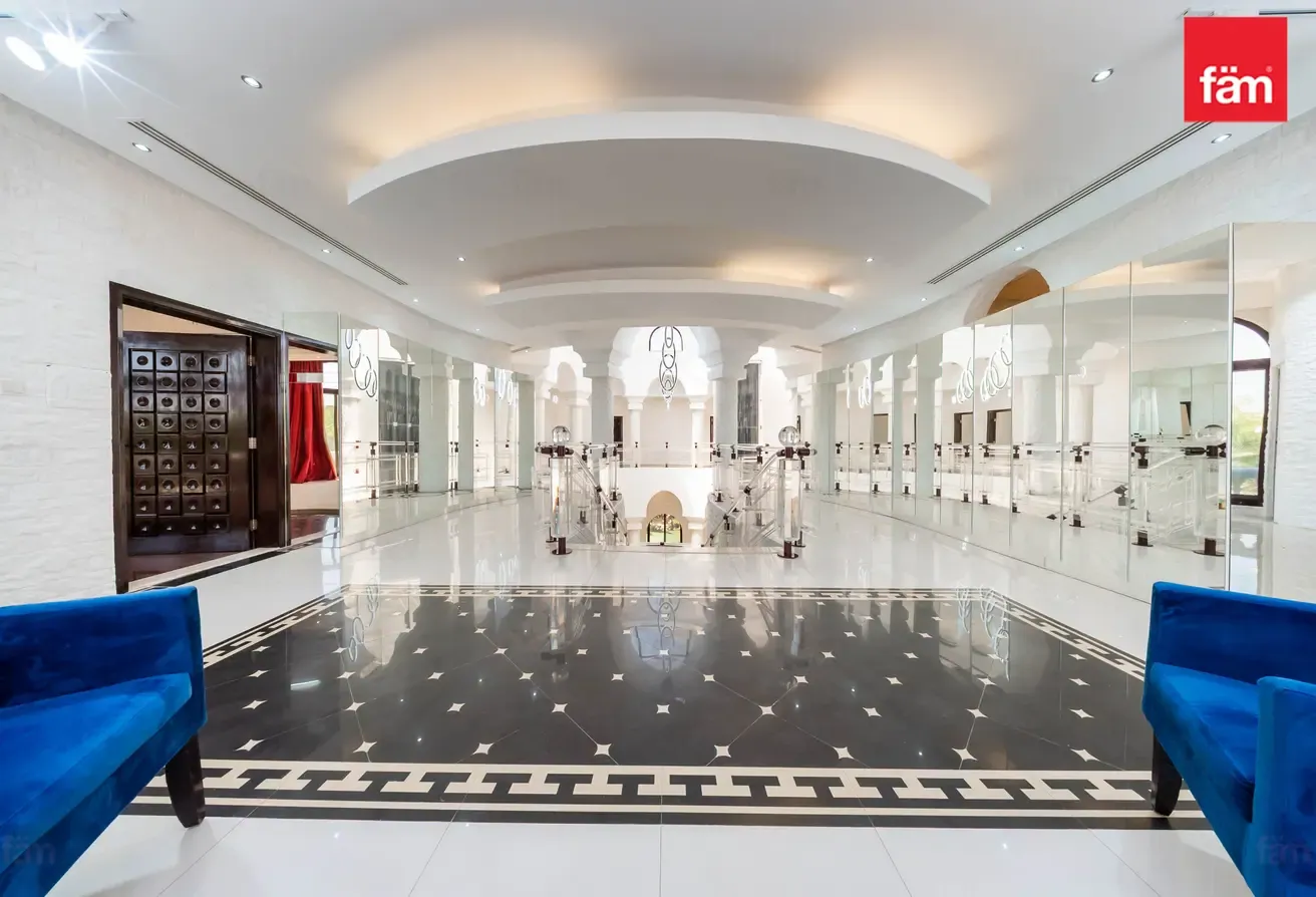 Beautiful 8 B/R Villa In Emirates Hills