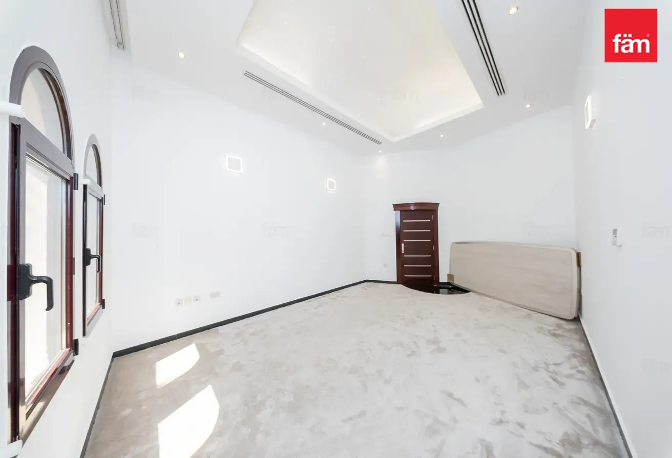 Beautiful 8 B/R Villa In Emirates Hills
