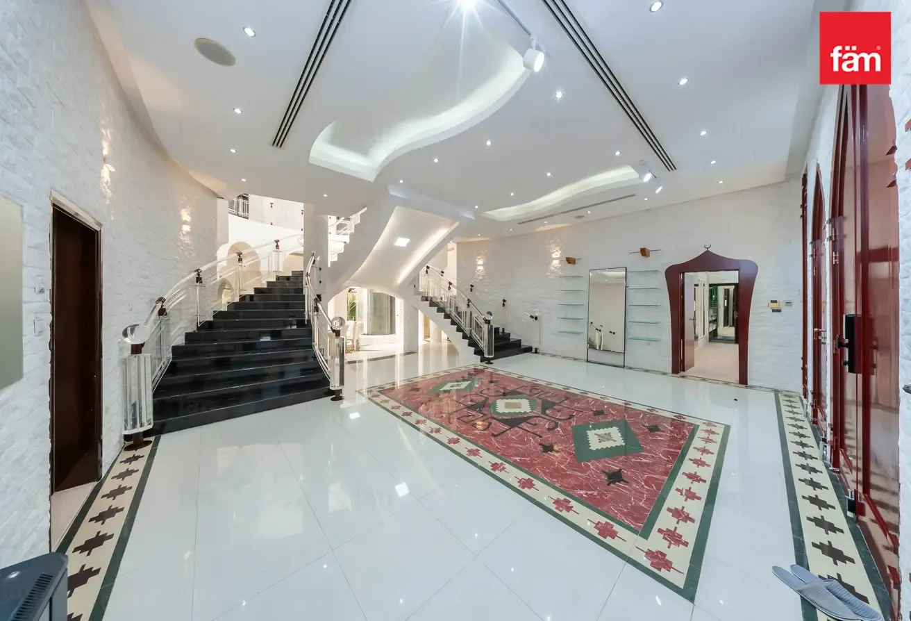 Beautiful 8 B/R Villa In Emirates Hills