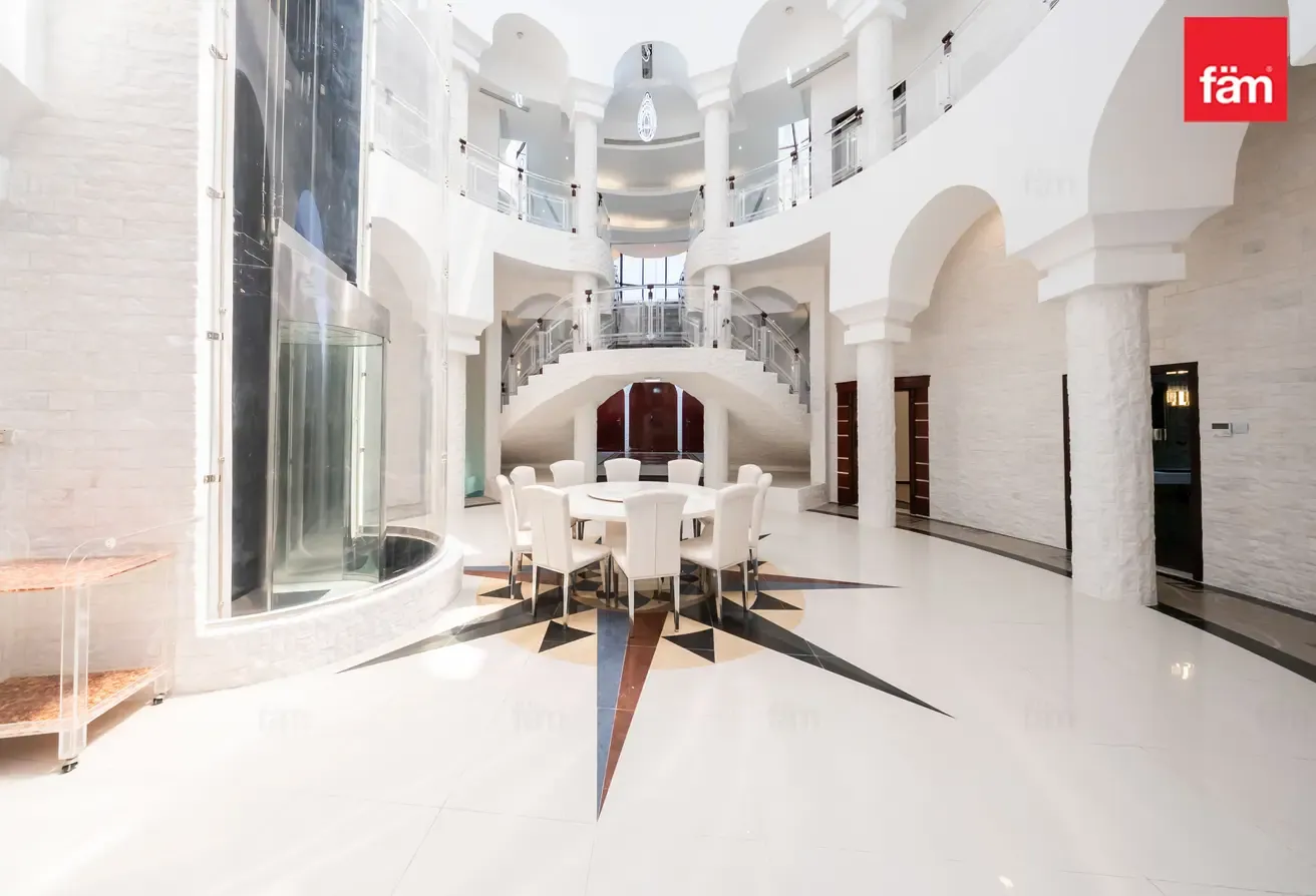 Beautiful 8 B/R Villa In Emirates Hills