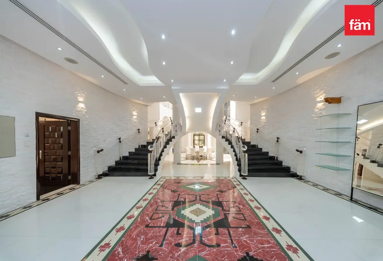 Beautiful 8 B/R Villa In Emirates Hills