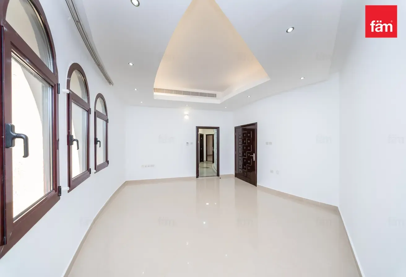 Beautiful 8 B/R Villa In Emirates Hills