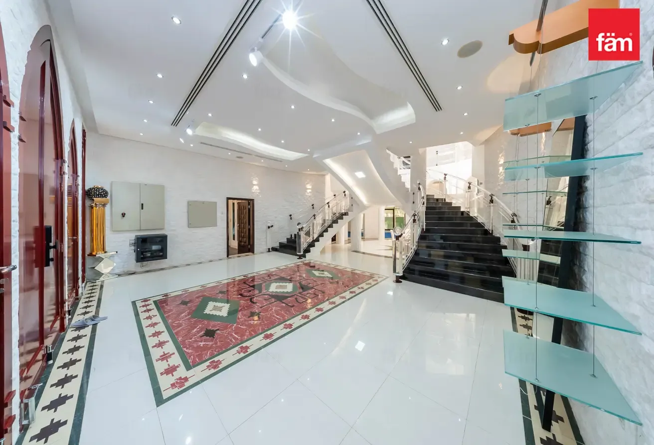 Beautiful 8 B/R Villa In Emirates Hills