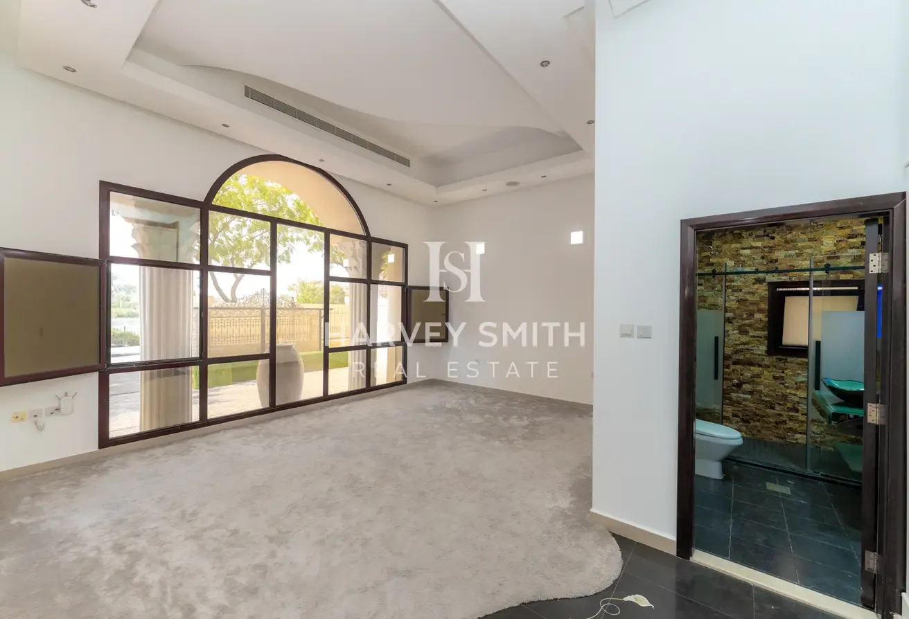 Grand Mansion | Lake View | Prime Location