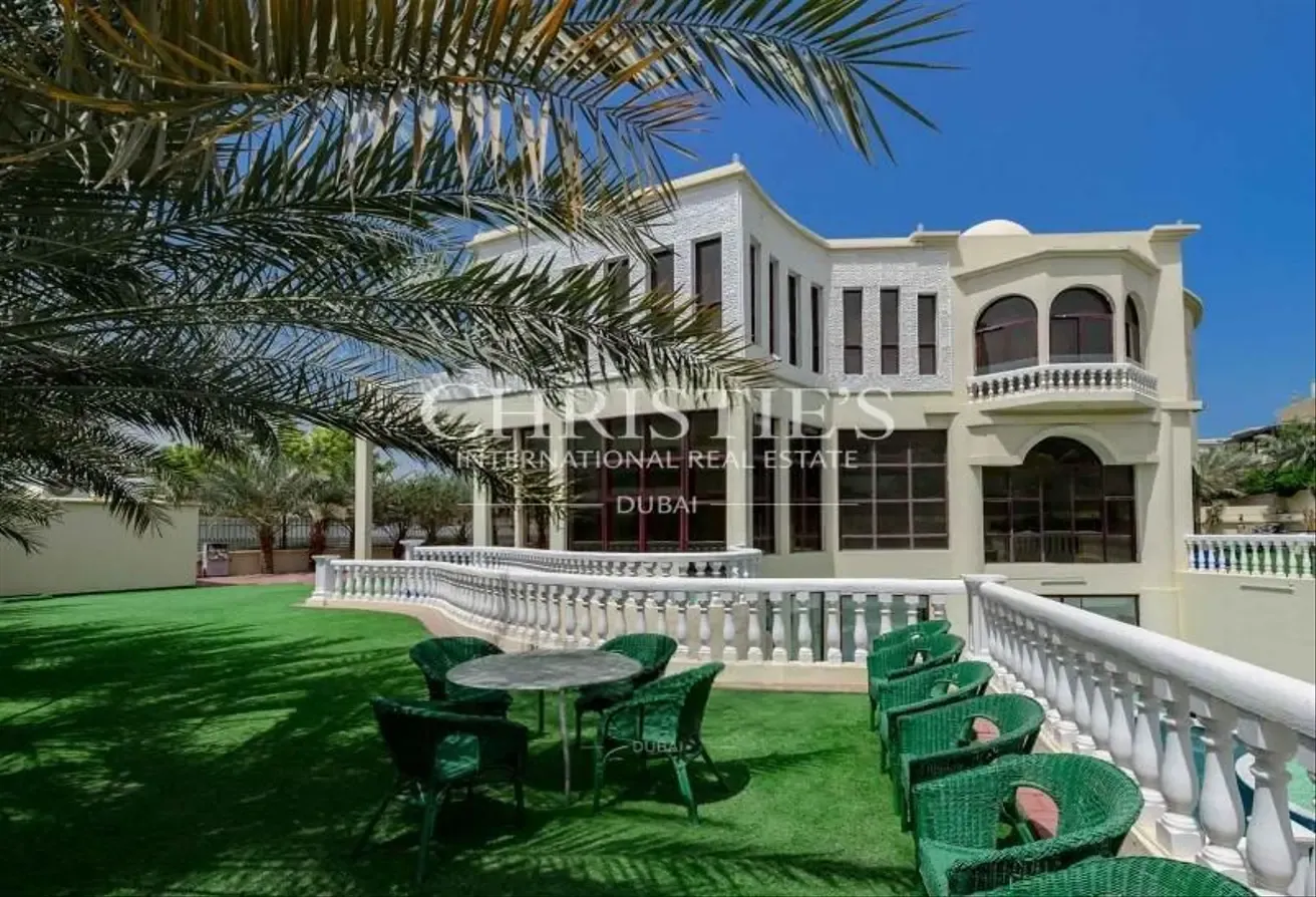Stunning Villa with Lake Views and Elite Amenities