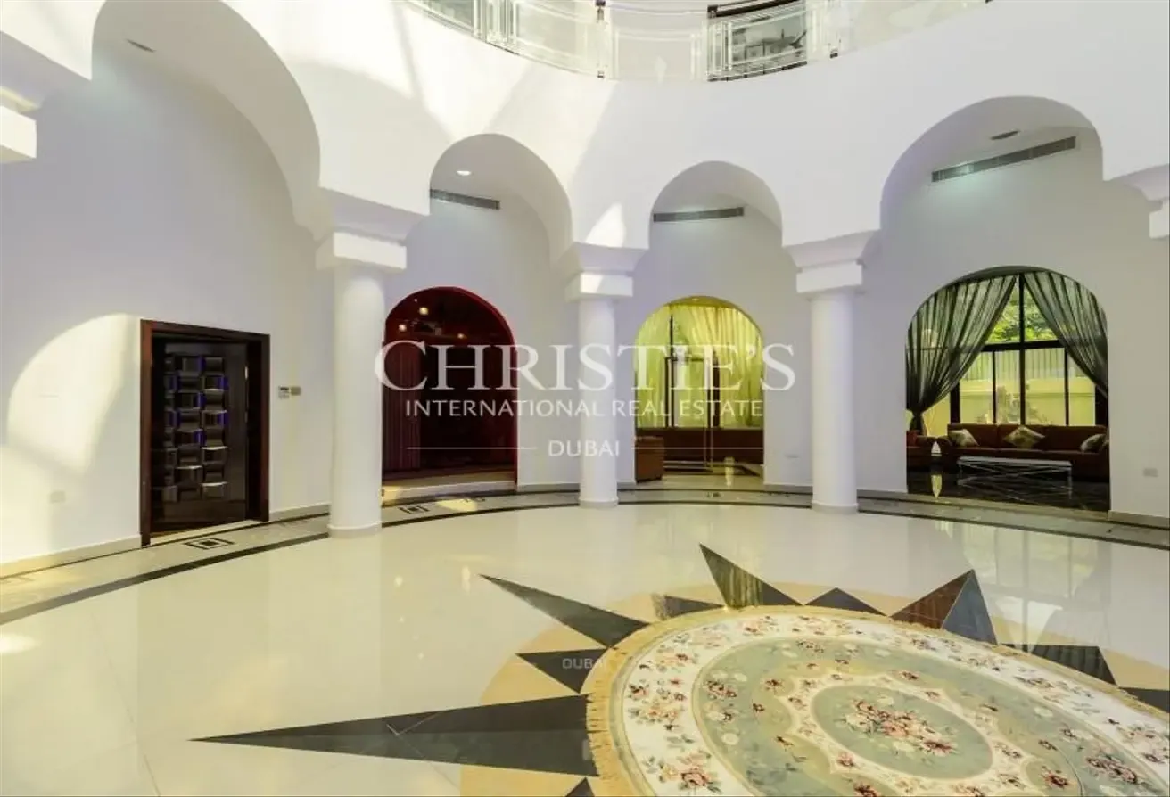 Stunning Villa with Lake Views and Elite Amenities