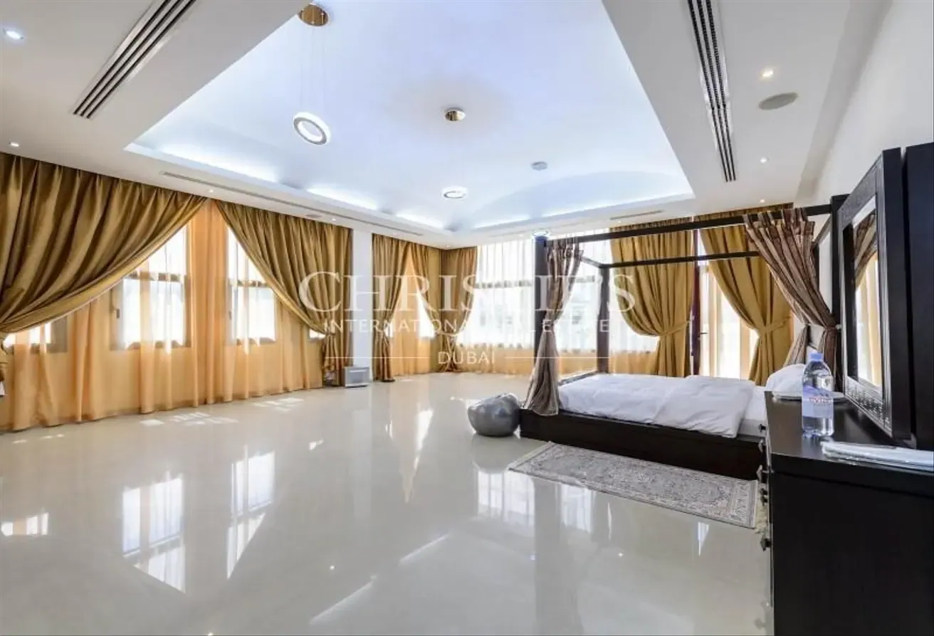Stunning Villa with Lake Views and Elite Amenities