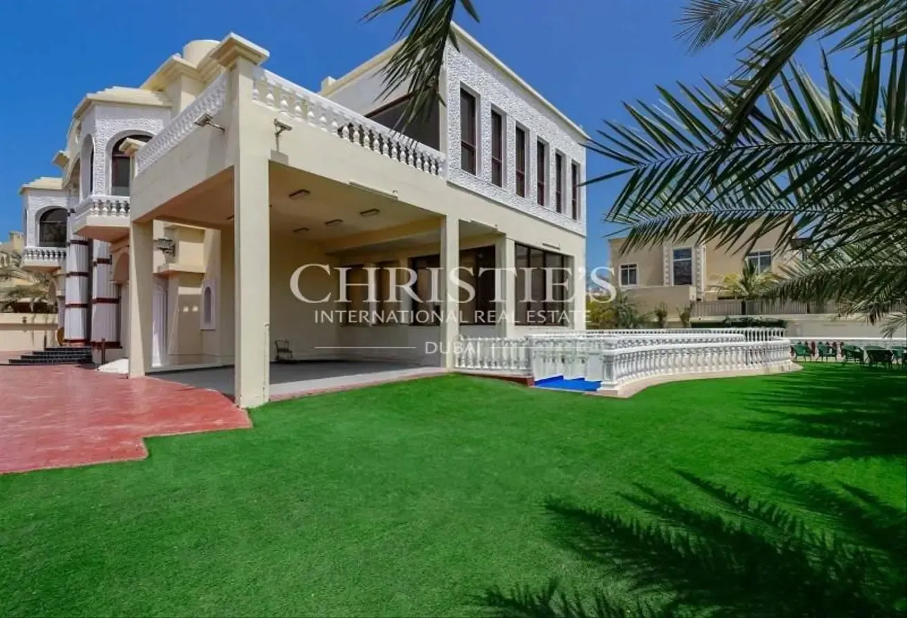Stunning Villa with Lake Views and Elite Amenities