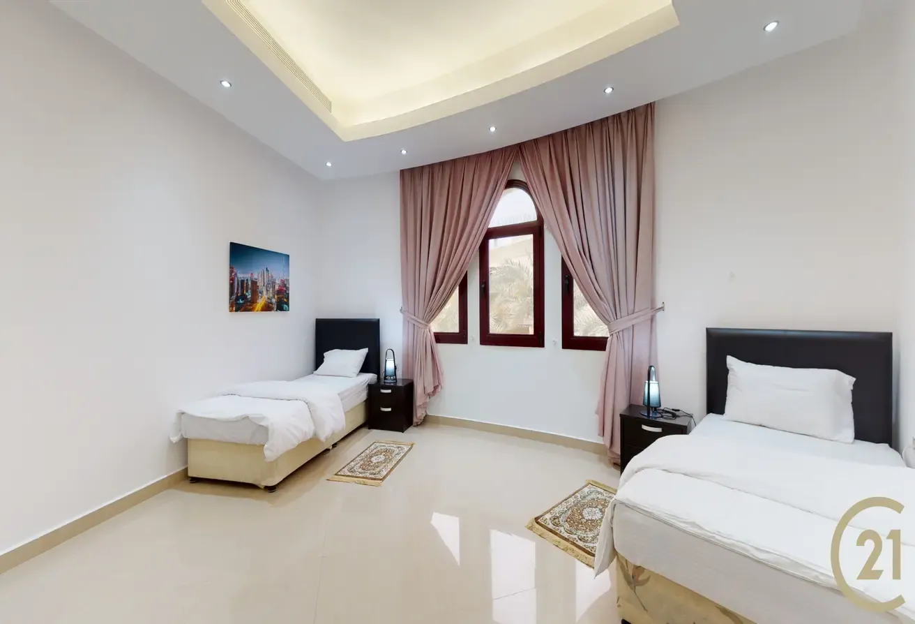 Eight Bed I Huge Plot I Vacant Now