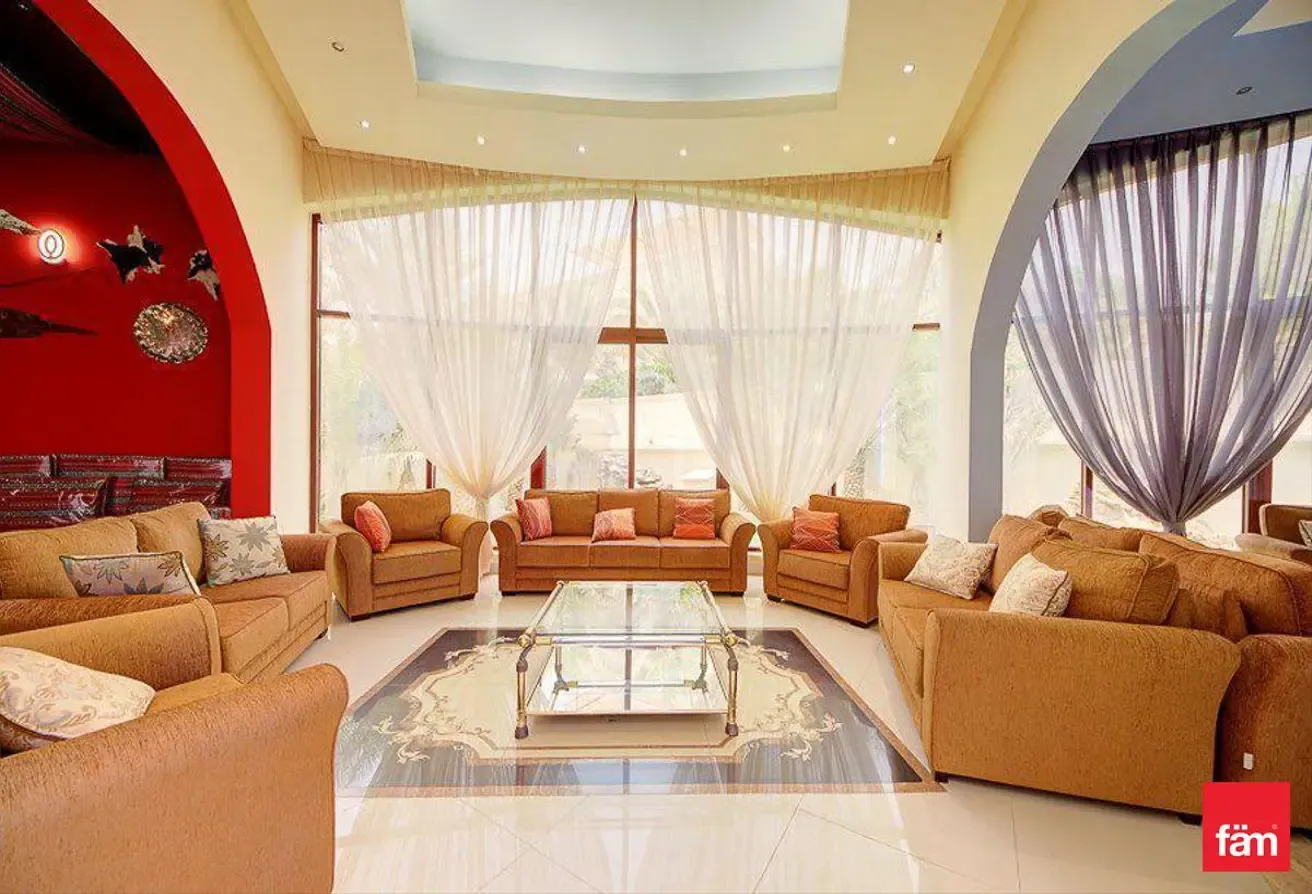 Beautiful 8 B/R Villa In Emirates Hills!!