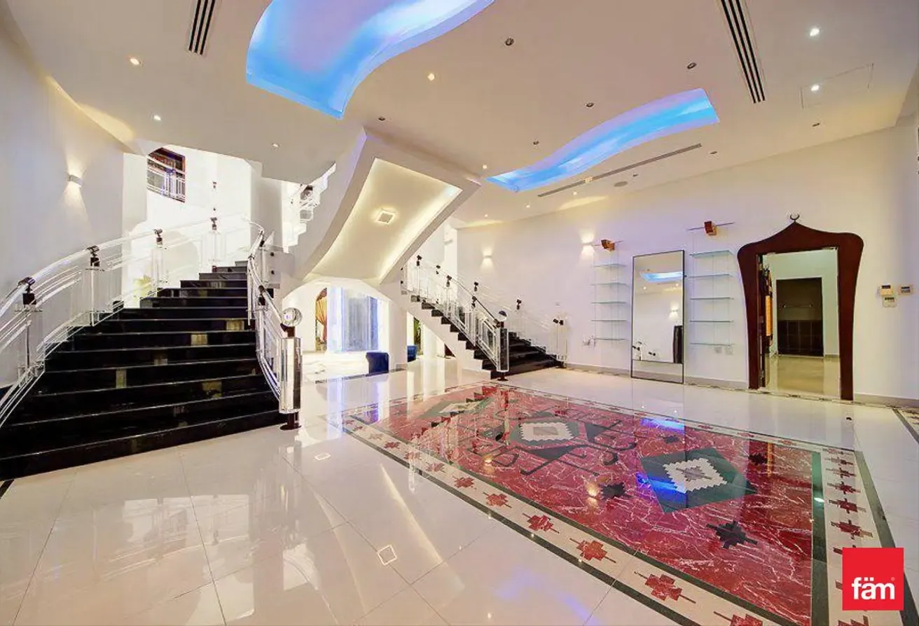 Beautiful 8 B/R Villa In Emirates Hills!!