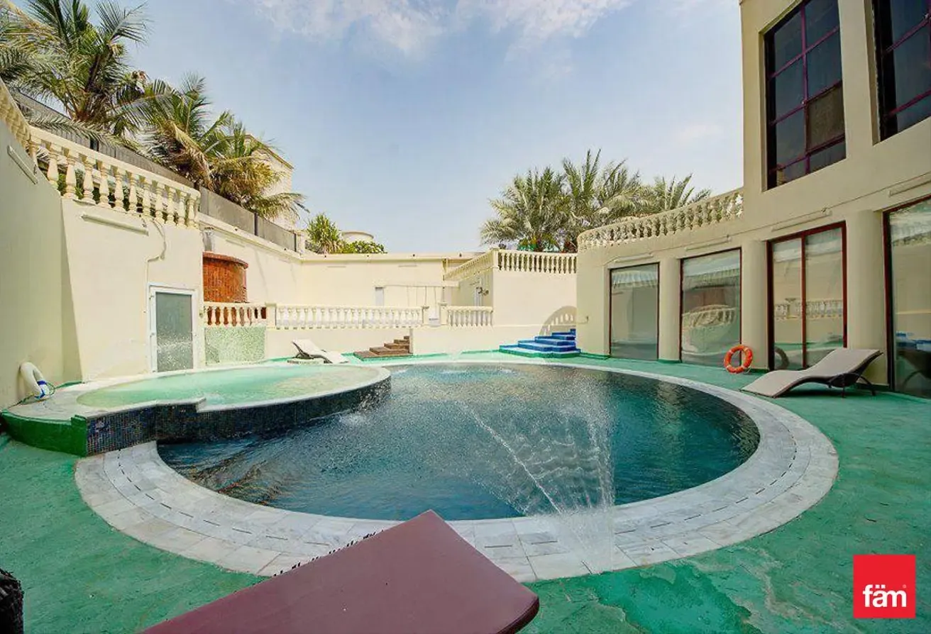 Beautiful 8 B/R Villa In Emirates Hills!!