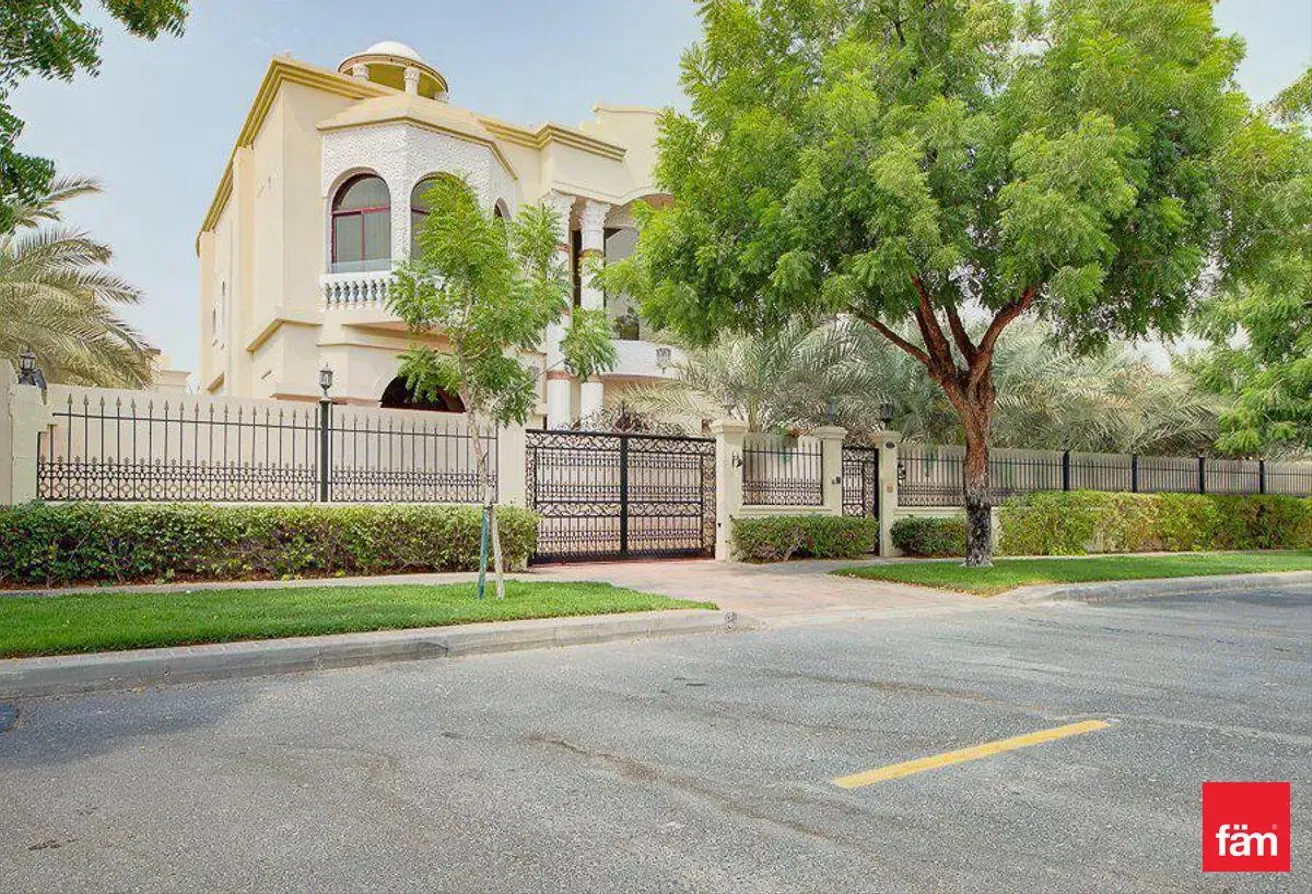 Beautiful 8 B/R Villa In Emirates Hills!!