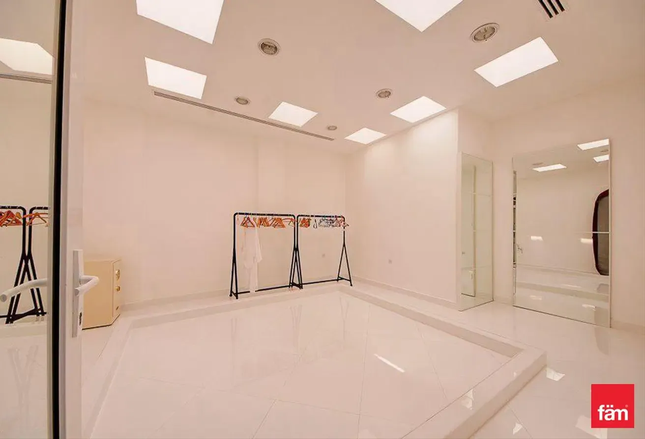 Beautiful 8 B/R Villa In Emirates Hills!!