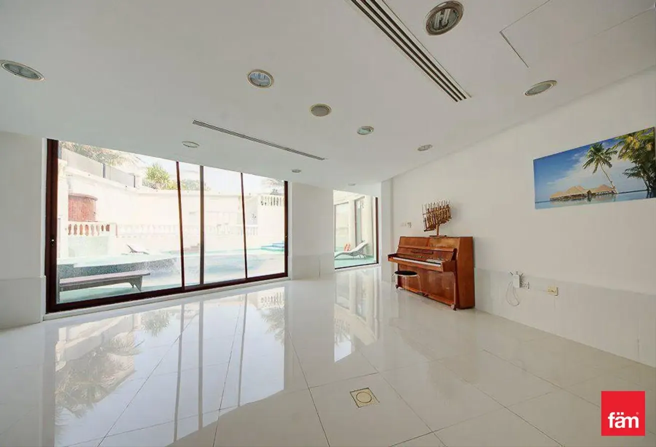 Beautiful 8 B/R Villa In Emirates Hills!!
