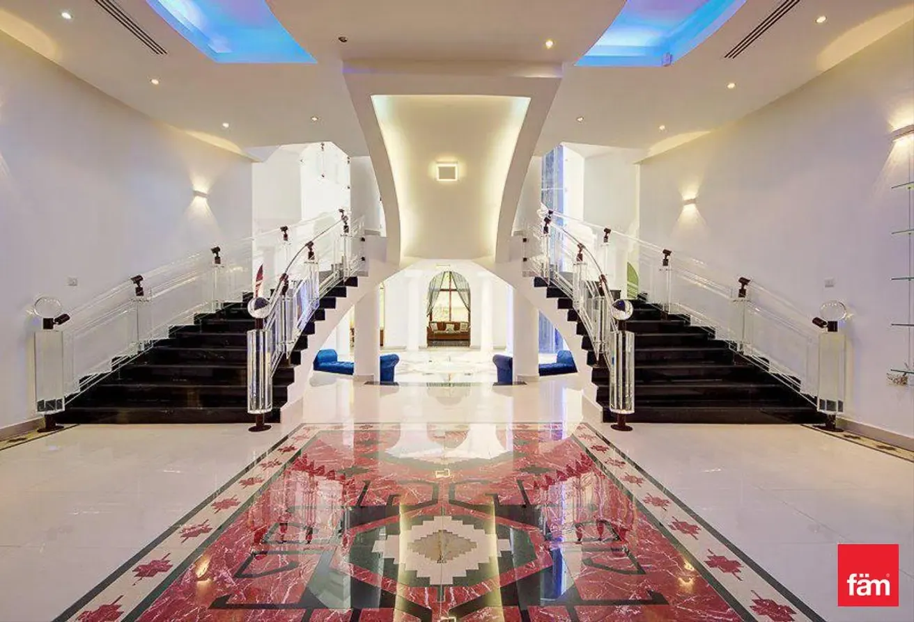 Beautiful 8 B/R Villa In Emirates Hills!!